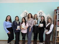 Студенты-филологи пригласили на занятие настоящего писателя!