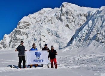 Флаг ТИ (ф) СВФУ побывал на самой высокой горе Северной Америки