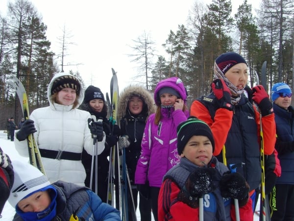 Участниив массовой лыжной гонки Лыжня России - 2015